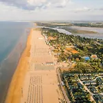아파트 Homely Seaview Flat With Balcony - Beahost 비비오네