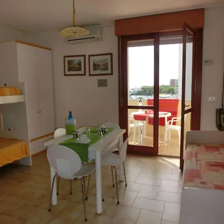 Homely With Side Sea View Balcony - Beahost Lejlighed *